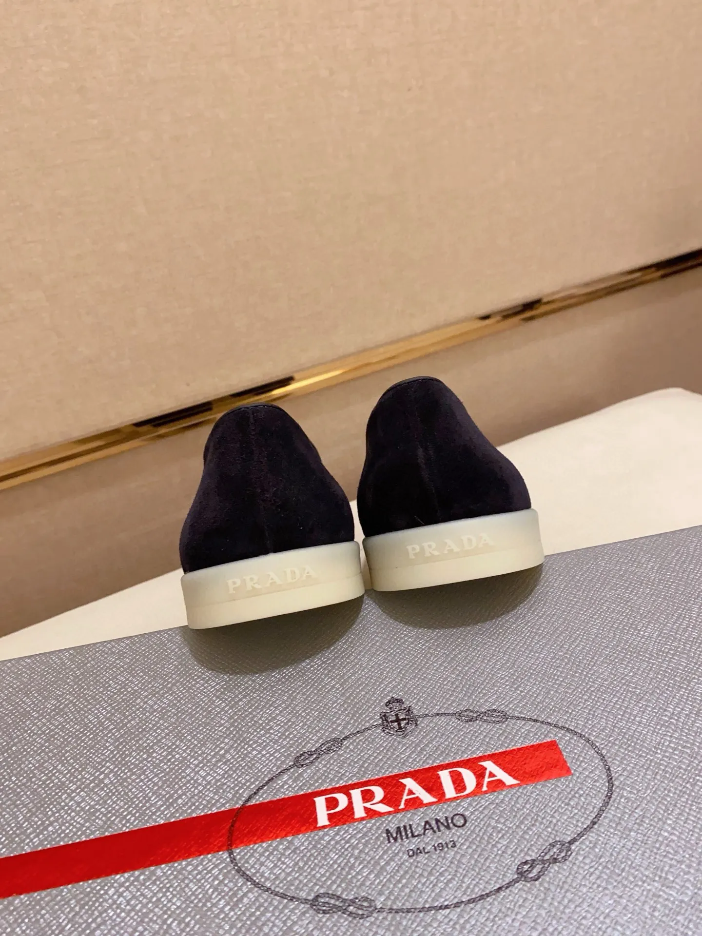 Men's shoes 💰 580💰 ✔️✔️✔️High-quality new PRADA counters are launched at the same time. The new men's shoes and 😘fabrics are selected from high-silk bald cowhide and are made by pure handicrafts. Lining: Full cowhide lining. 👍🏿 High-end ☄️ air-cushion molded anti-slip rubber outsole, exquisite lines, simple and elegant, comfortable and high-end for leisure travel. Code number: 38 to 44 (45 can be customized)